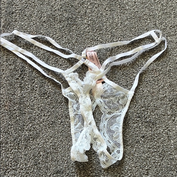 Victoria’s Secret Lace Strappy Thong Panty in Ivory - Picture 4 of 5